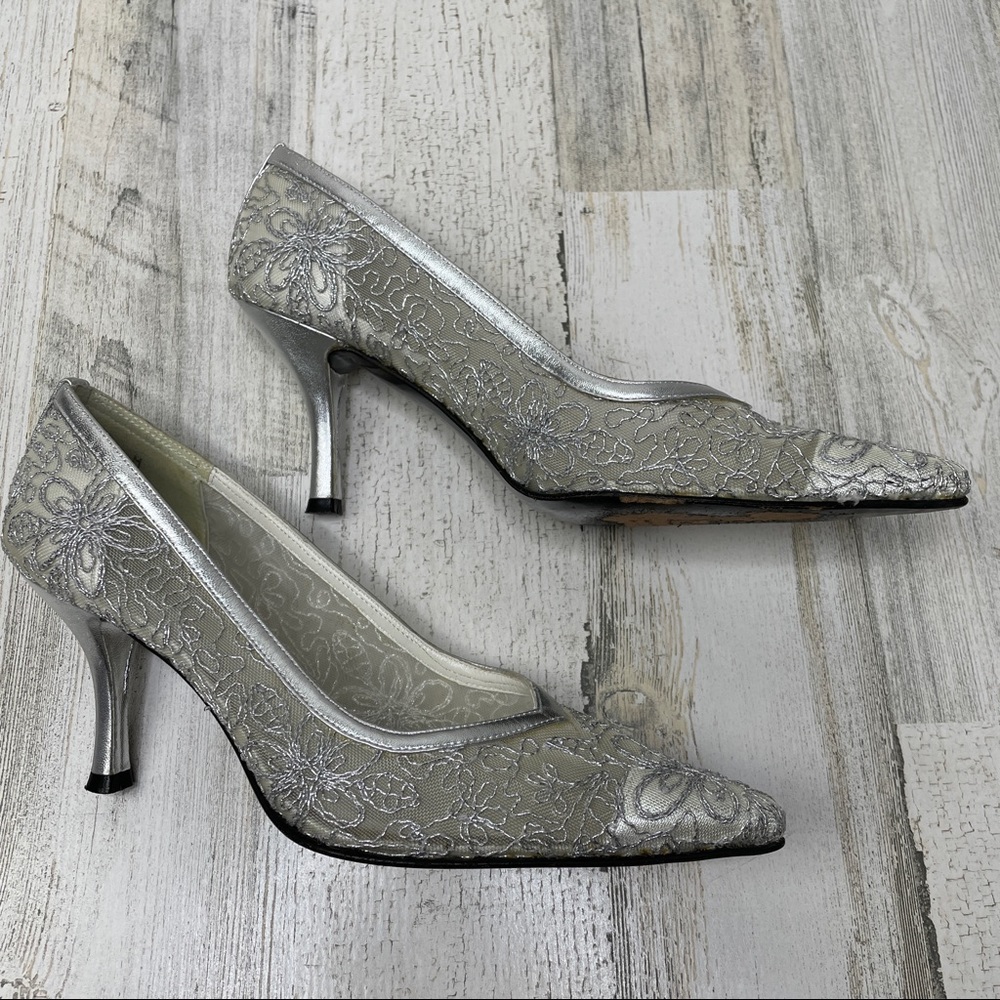 Stuart Weitzman silver mesh lace heels 7.5M (fits like 7) - Picture 4 of 13